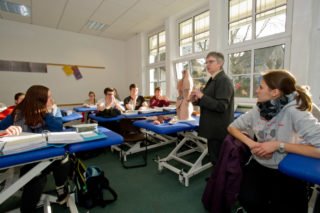 Unterricht an der Bildungsakademie für Therapieberufe in Bestwig. Ab Oktober sollen auch in Ahaus Ergo- und Physiotherapeuten ausgebildet werden. Foto: SMMP